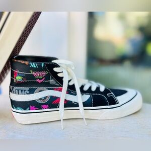 Vans Sk8-Hi 138 Decon men’s 9.5 
Women’s 11.0 like new condition 
High-top